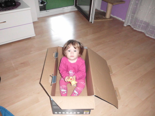 ** Laureen beim Wohnung's Siedeln ** :-))