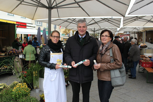 Caroline Emsenhuber und LA Anton Kasser mit Rosa Schuller.