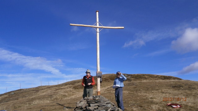 Geschafft, das neue Gipfelkreuz steht an seinm Platz.