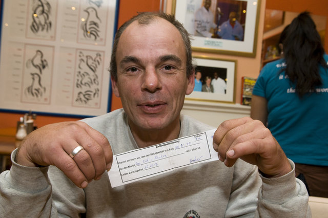 Rafael Haderer reicht es: In der Hand hält er eine "Zahlungsaufforderung" für 95 Euro "Selbstbehalt".