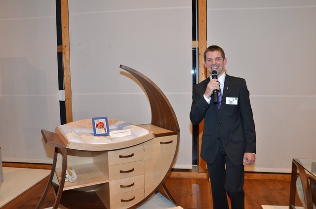 Gewann den Publikumspreis: Mathias Schöpf mit seinem Wickeltisch. | Foto: Lignorama
