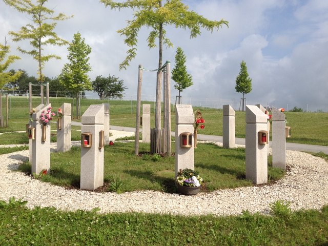 Neben den Säulen werden Urnen vergraben. Die Asche geht mit der Zeit in die Erde. | Foto: Brandstetter
