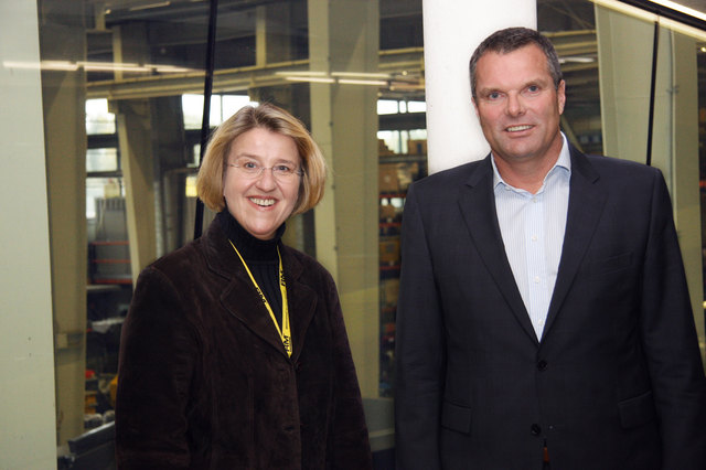 Ruperta Lichtenecker, Abgeordnete zum Nationalrat, und Günther Weissenberger von Rubble Master. | Foto: Rubble Master