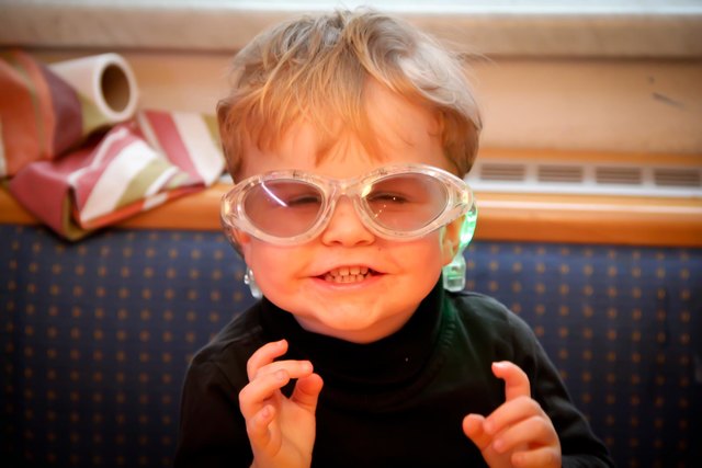 Unser Richard sucht die richtige Faschingsbrille