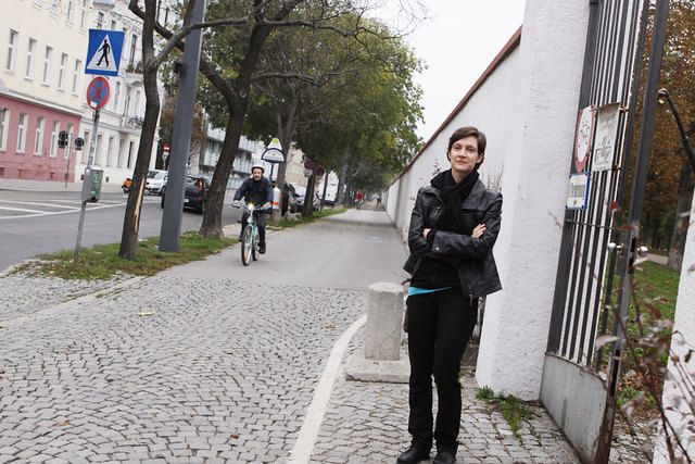 Anrainerin Elke Ziegler: "An der Augartenmauer ist Radfahren sehr gefährlich."