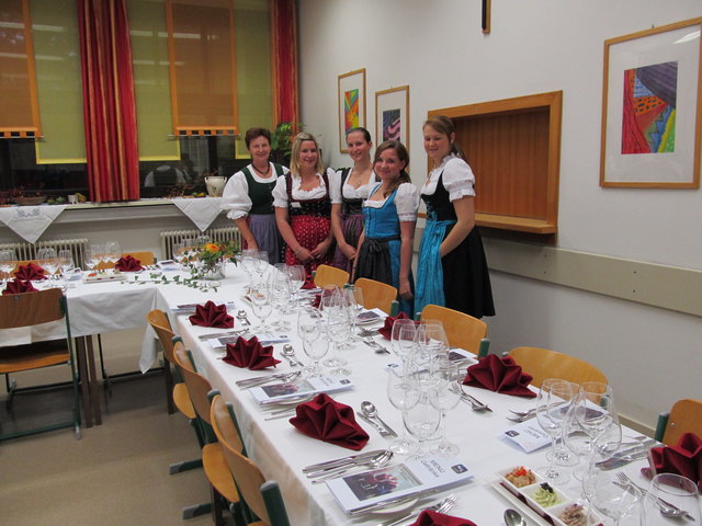 Die Serviergruppe mit FOL Dipl.-Päd. Rosina Gissing