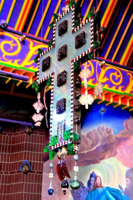Kristallkreuz mit Zierelementen aus Muranoglas