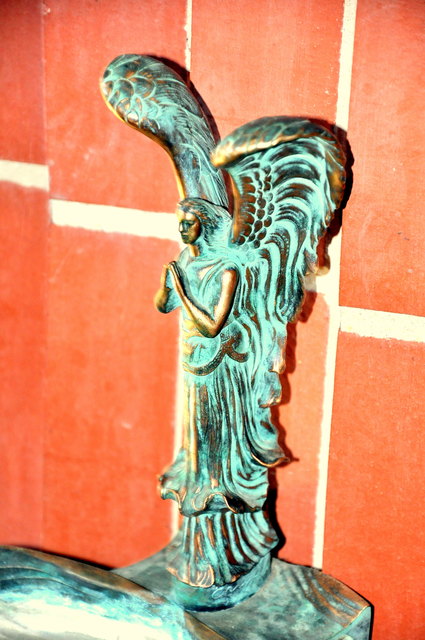 Engel beim Weihwasserbecken