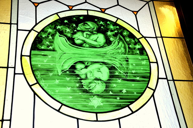 Glasfenster in der Taufkapelle "Die Tiefe ist oben"