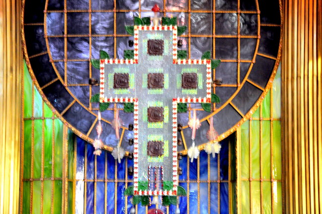 Das Kreuz besteht aus Swarovski-Kristallglas und ist mit Murano-Glaselementen geschmückt