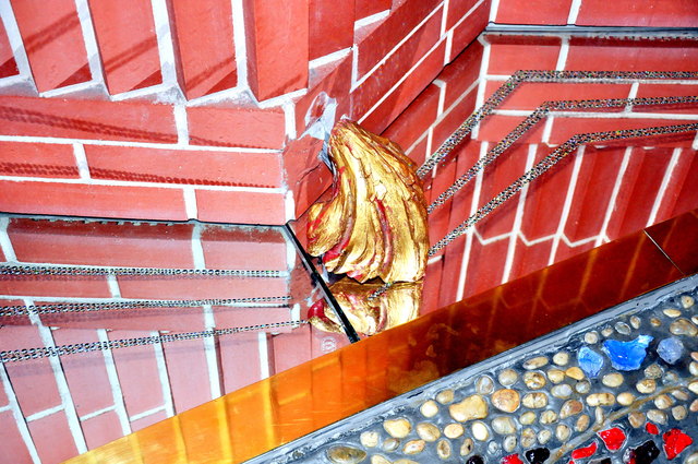 Spiegelungen am Fußboden der Kirche