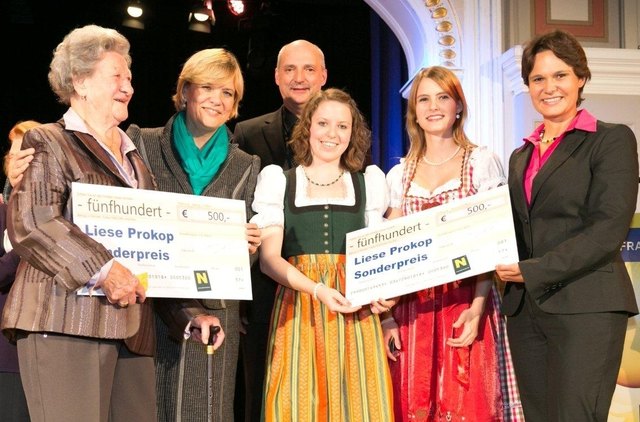 Leopoldine Binder, Landesrätin Mag. Barbara Schwarz, NÖN Chefredakteur Prof. Harald Knabl und die beiden jüngsten Nominierten Melanie Burger und Katrin Steidl.
