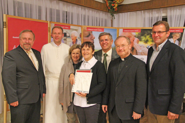 Bgm. Franz Lindinger, Pfarrer Florian Sonnleitner, Obmann-Stv. Elisabeth Guld, Erna Höfler, SOM-Obmann Max Wiederseder, Generalvikar Severin Lederhilger und LAbg. Georg Ecker (v. l.).