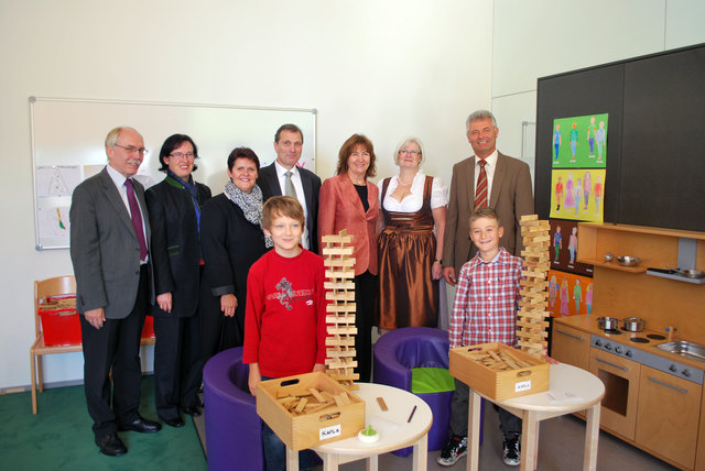 Vertreter von Gemeinde und Bezirk und Architekt Andrä Fuchs bei der Besichtigung der Räumlichkeiten.