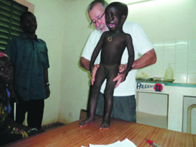 Der kleine Fabrice leidet an Knochenfaule.
