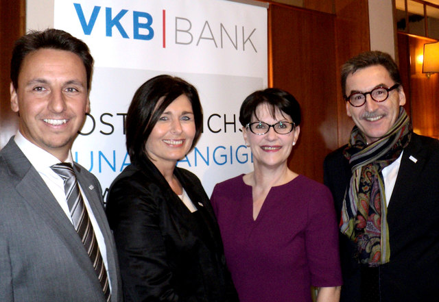 Markus Hinterberger, Elisabeth Schöndorfer, Stilexpertin Elisabeth Motsch und VKB-Regionaldirektor Wolfgang Plasser (v.l.)
