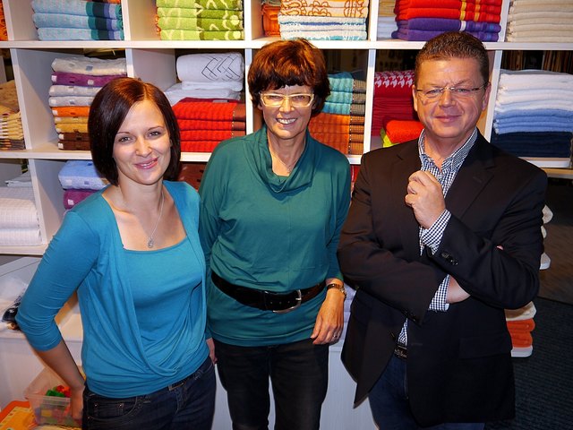 Jungunternehmerin und neue Inhaberin der Firma Hoflacher Susanne Dabernig, Elisabeth Steinbacher (Mutter der Jungunternehmerin Susanne Dabernig und ehemals Inhaberin der Firma Hoflacher), Wirtschaftsbundobmann Gemeinderat Peter Embacher aus Kundl