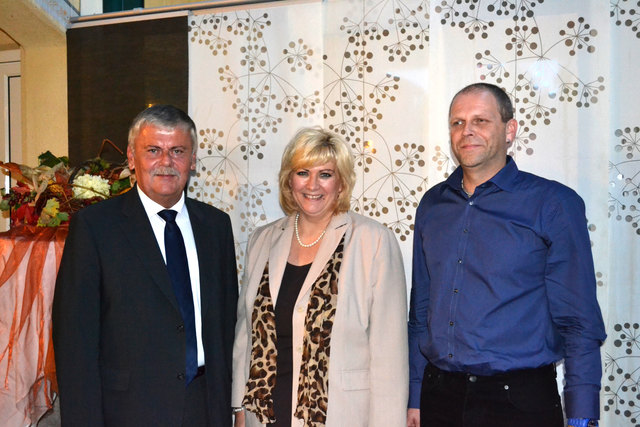 Bezirksobmann NAbg. Heinz Hackl, Gerda Busch und Mario Mayringer (v.l.)