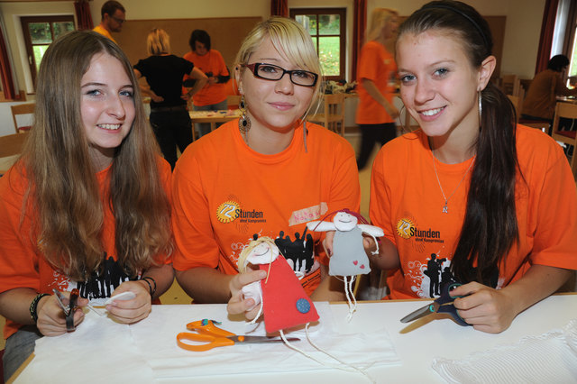 Lisa, Natascha und Julia fertigten innerhalb von 72 Stunden im Seitenstettner Schacherhof viele Schutzengerl, die für einen guten Zweck im Amstettner Einkaufszentrum verkauft wurden.