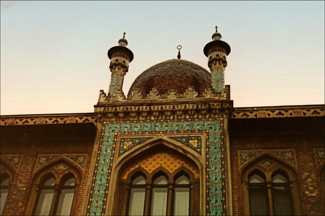 Ein Kuriosum in Wien ist dieses Gebäude, die Zacherl-Fabrik im Westen Wiens, in Döbling. Ihr Erbauer produzierte Insektenpulver, das sogenannte Zacherl-Pulver, seine Begeisterung für orientalische Baustile schlug sich in seinem Fabriksgebäude nieder. Ausführlicher gibt's seine Geschichte auf http://de.wikipedia.org/wiki/Zacherlfabrik. Das Foto wurde 1989 mit einer normalen Kleinbildkamera aufgenommen, ich habe versucht, es mit heutigen Methoden aufzubessern.