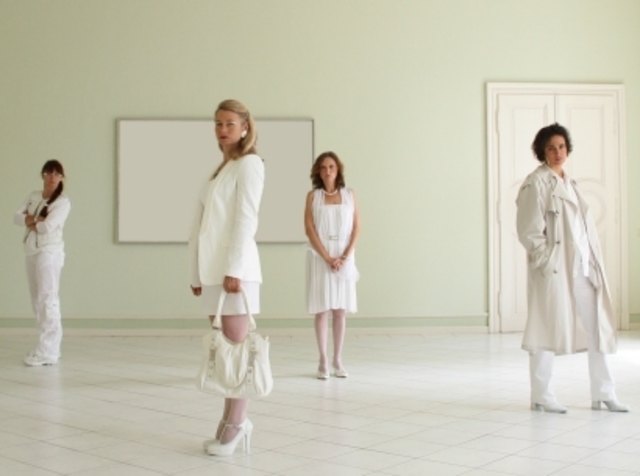 SPLENDOUR von Abi Morgan - Tina Klimbacher (Kathryn), Linda Springer (Micheleine), Monika Thomaschütz (Genevieve), Sigrid Gamisch (Gilma).
Foto: Pamina Klimbacher, aufgenommen auf Schloss Wolfsberg