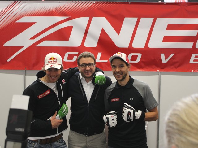 GF Markus Zanier flankiert von den Snowboardprofis Benjamin Karl (li.) und Sigi Grabner.
