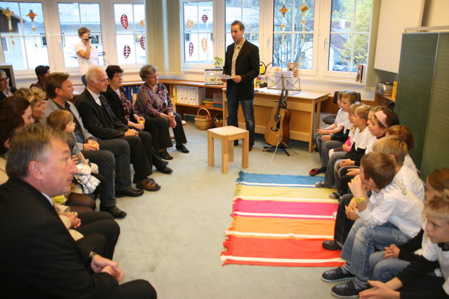 Dir Simon Walch (stehend) und seine Schüler freuten sich über den zahlreichen Besuch.