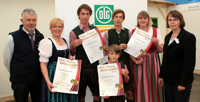 Stolz sind Christine, Josef jun., Nikolaus und Michael Eisl und Barbara Grüner über die Gold Zertifikate der DLG.