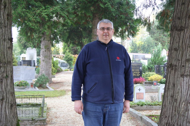 Pater Wolfgang Gracher am Friedhof bei der Kreuzberglkirche in Völkermarkt