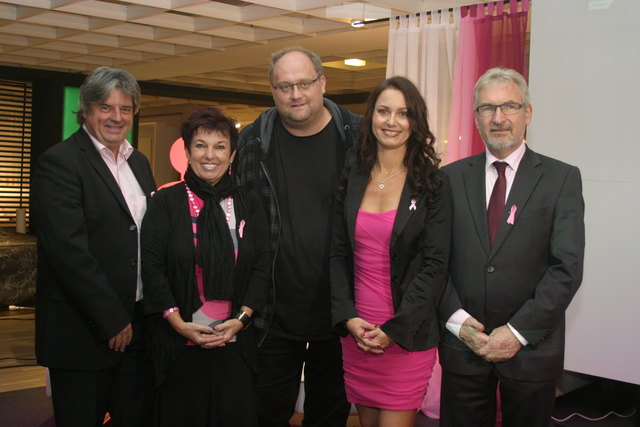 Krebshilfe-GF Peter Flink, Leiner-Lady Ernestine Koller, „Gausl“ Günther Lainer, Moderatorin Nicole Hüttner und Krebshilfe-Präsident Josef Thaler (v. l.).