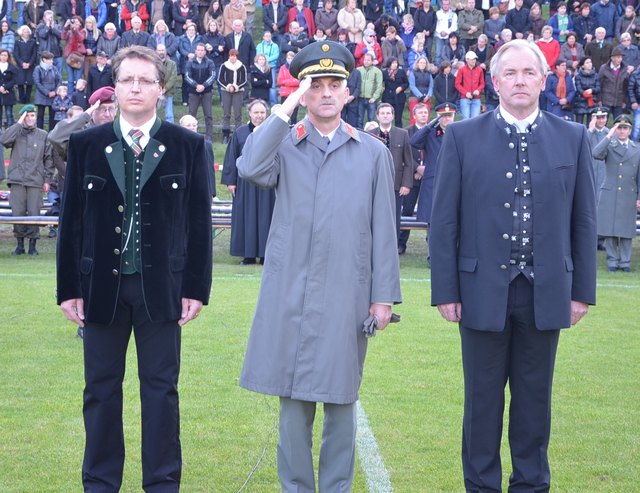 Bgm. Ewald Tschabitscher (li.), Brigadier Walter Gitschthaler und Landeshauptmann Gerhard Dörfler