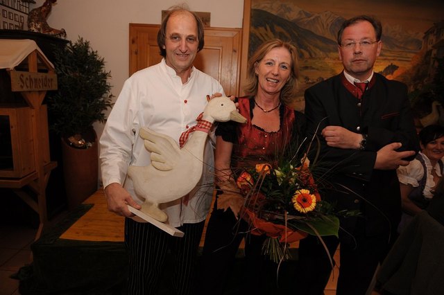 Hans Peter und Monika Hammerschlag mit dem Obmann der Spargelwirte Mani Stadler vom Radentheiner Wirt