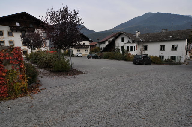 Derzeit sieht der Kirchenvorplatz so aus. Durch den Abriss der Häuser Kirchgasse 8 und 10 wird Platz für neue Bauvorhaben gewonnen - und das in bester Lage