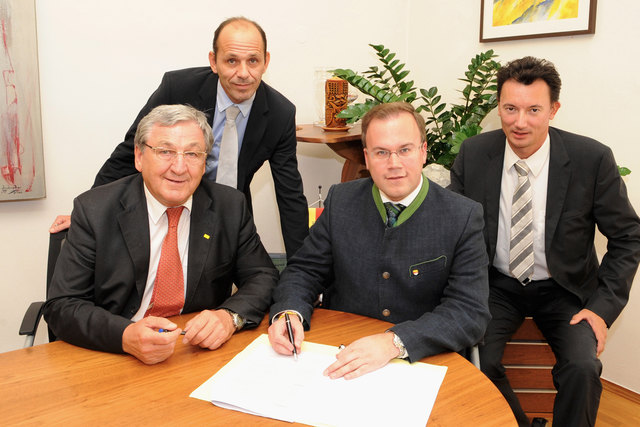 Bürgermeister Helmut Manzenreiter, Dr. Werner Scherf, Landesrat Harald Dobernig und DI Simon Grasser.