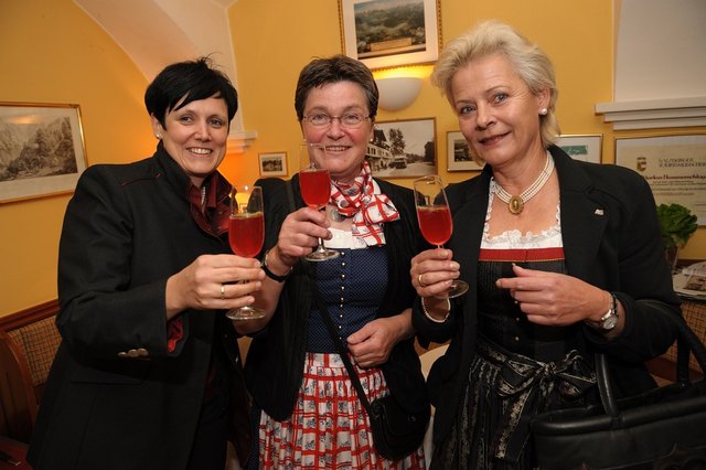Gesprächsrunde: Anja Leitner aus Greifenburg mit Alberta Riegl und Irmgard Reichstamm aus St. Georgen am Längsee