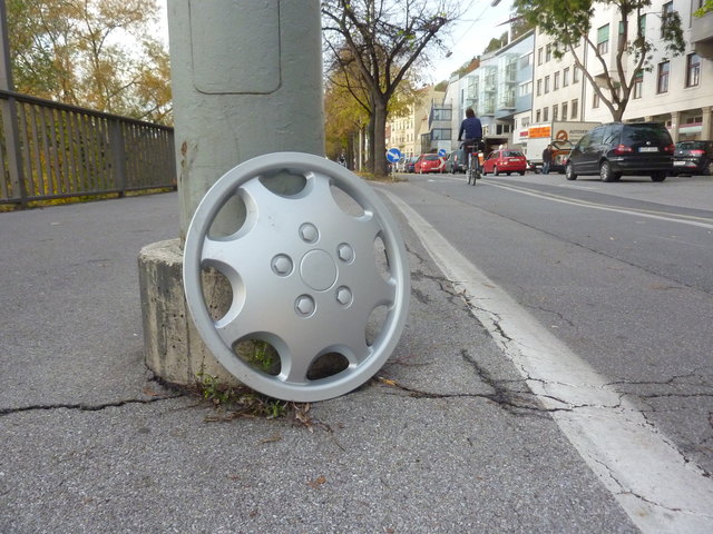 Da lehnt eine an einer Straßenlaterne - ob ihr Besitzer sie wohl findet?