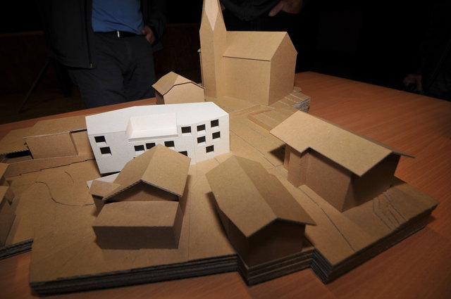 Hier ein Model der Neugestaltung am Kirchenvorplatz mit dem Mehrzweckgebäude (weiß)
