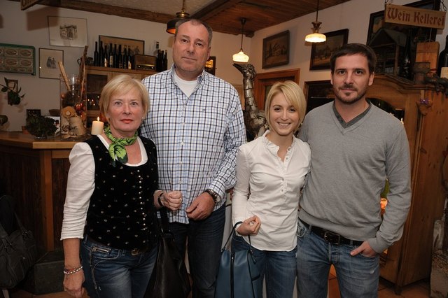 Familie beim Ganslessen: Emi Radl, Erwin Radl (Gebietsleiter Brau Union), Friseurmeisterin Martina Glaser und Kai Radl