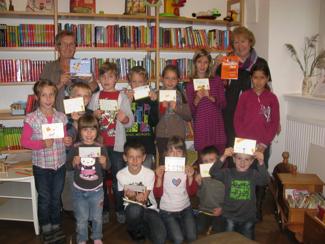 Die Kinder mit ihren Postkarten nach dem Bilderbuchkino (v.l.n.r):
Larissa, Kilian, Kristina, Philip, David, Tobias, Victoria, Sophie, Felix, Lilou, Max und Anna
gemeinsam mit den Bibliothekarinnen Traude Glanz-Scheibreithner und Ilse Hödl