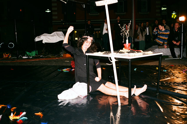 Linda Samaraweerová zeigte einen Ausschnitt aus einer Performance die im November im Museumsquartier uraufgeführt wird.