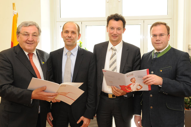 Bürgermeister Helmut Manzenreiter, Dr. Werner Scherf, Landesrat Harald Dobernig und DI Simon Grasser.