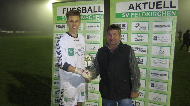 GR Anton Dabernig gratuliert Elias Pein ,der Spieler des Tages wurde.