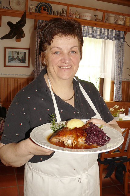 Wirtin und Küchenchefin Monika Posch kredenzt knuspriges Martinigansl mit Rotkraut und Erdäpfelknödel.