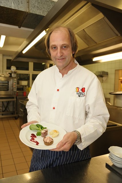 Hans Peter Hammerschlag mit der leckeren Gansl Vorspeise