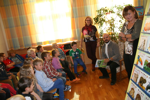 Lesen macht Spaß, wenn jemand wie Bluatschink Toni Knittel aber vorliest, ist das noch viel toller. Geschehen kürzlich an der VS Höfen.