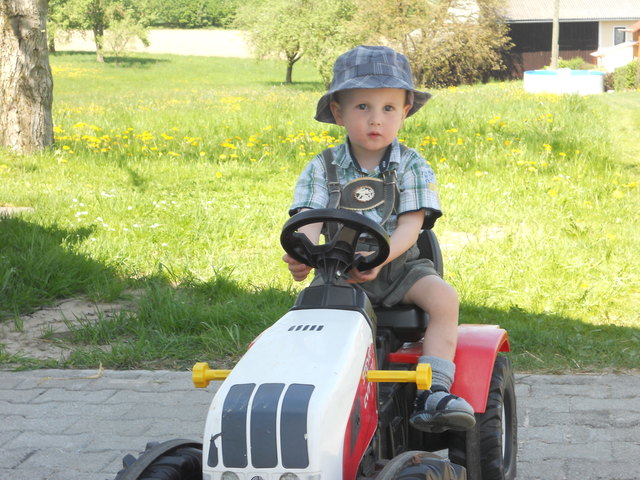 Fahrt mit Traktor zum Maibaumfest