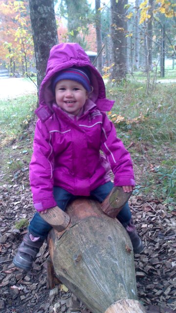 Lara auf dem Holzschwein