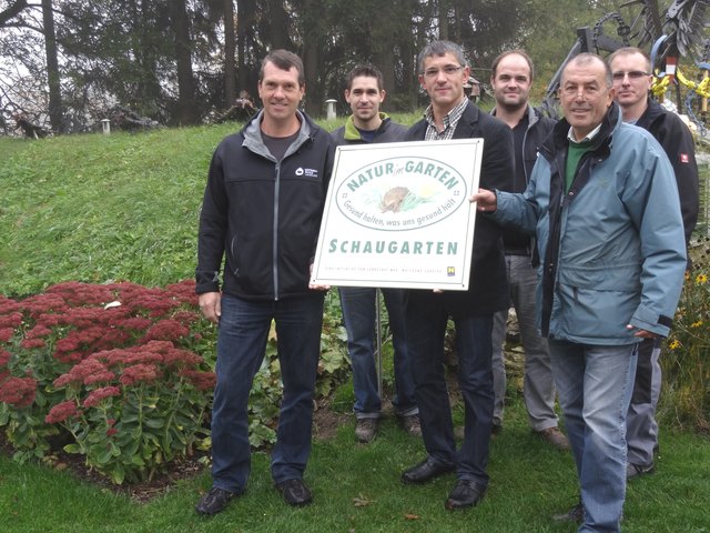 Sie freuen sich über die Anerkennung als Schaugarten: Im Bild von links:
Christian Kittenberger (Gartenbauschule), Gartenbesitzer Otto Schindler, Bürgermeister Andreas Pichler, Helmut Schieder (Gartenbauschule), Jörg Miggitsch (Projektleiter) und Gemeindetechniker Gerald Starkl.