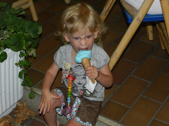 Lilly beim Eis essen im Urlaub