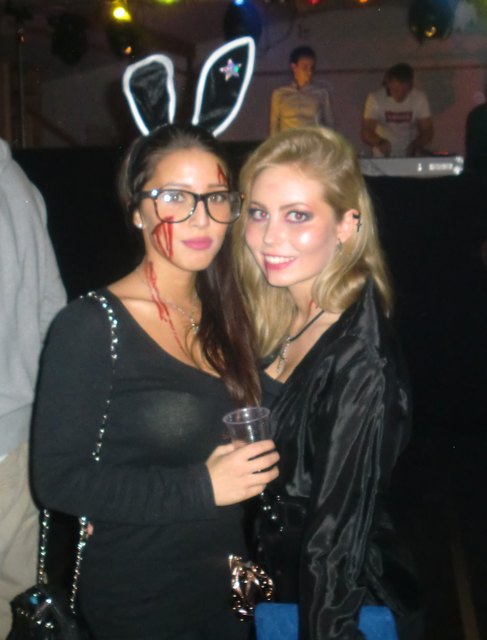 Auch Vanesse Hohenegger (links) und Melanie Hofstädter ließen sich die Halloween-Party nicht entgehen